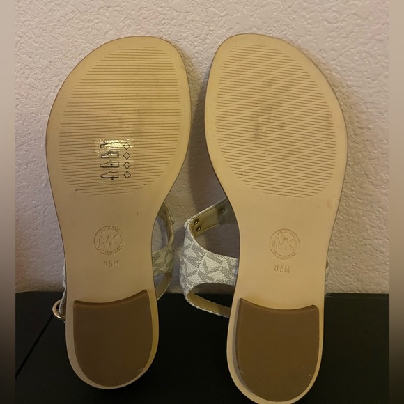 MICHAEL Michael Kors MK Plate Logo Thong Sandals - Picture 9 of 9